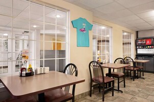 供应早餐、午餐和晚餐，美洲菜