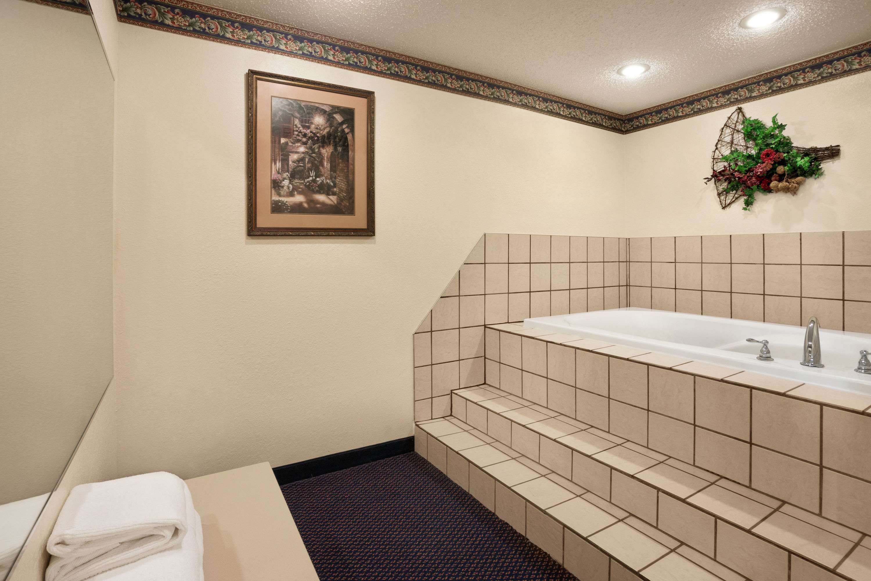 deluxe studio suite, 1 queen bed, non smoking | desk, iron/ironing board, free cots/infant beds, rollaway beds