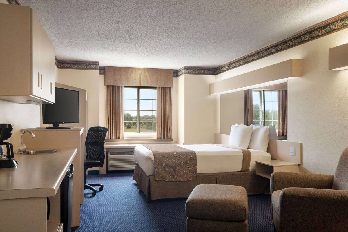 suite, 1 queen bed, non smoking | jetted bathtub