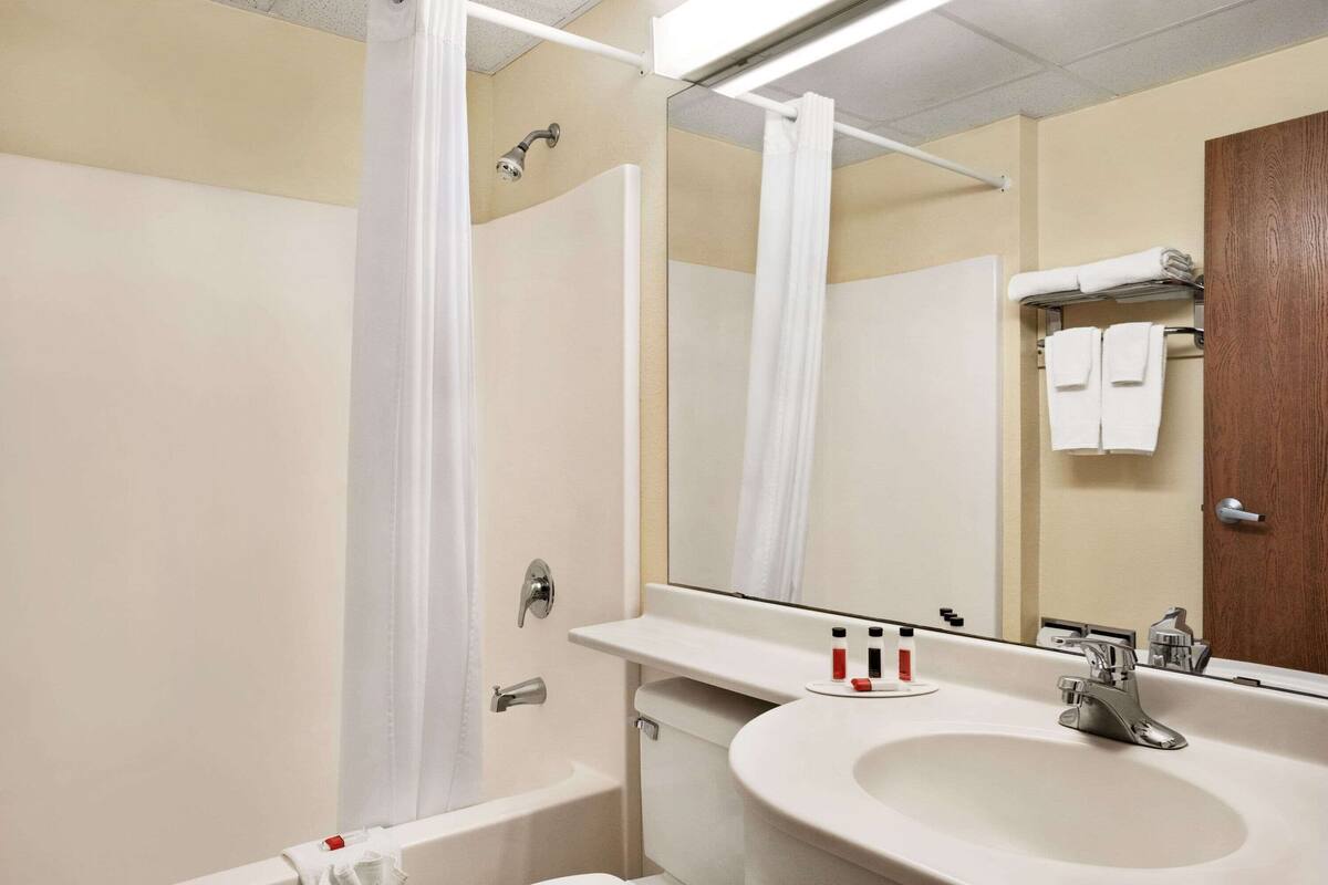 combined shower/bathtub, free toiletries, towels