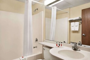 Combined shower/tub, free toiletries, towels - Travelodge by Wyndham Fort Scott (Fort Scott)