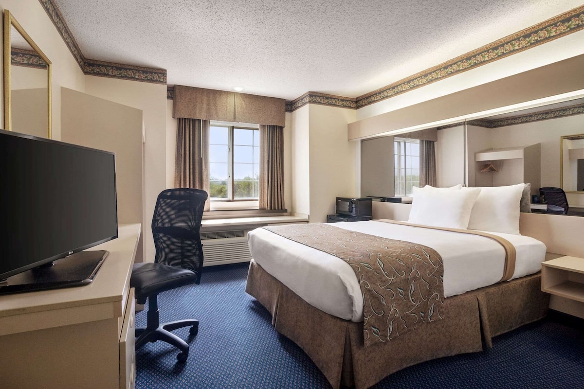 desk, iron/ironing board, free cots/infant beds, rollaway beds