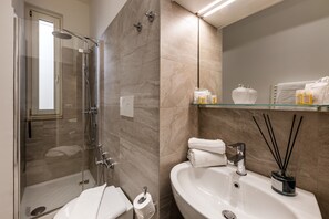 Apartment, 1 Bedroom | Bathroom | Shower, free toiletries, hair dryer, towels - MyFlorenceHoliday Gold Bridge (Florence)