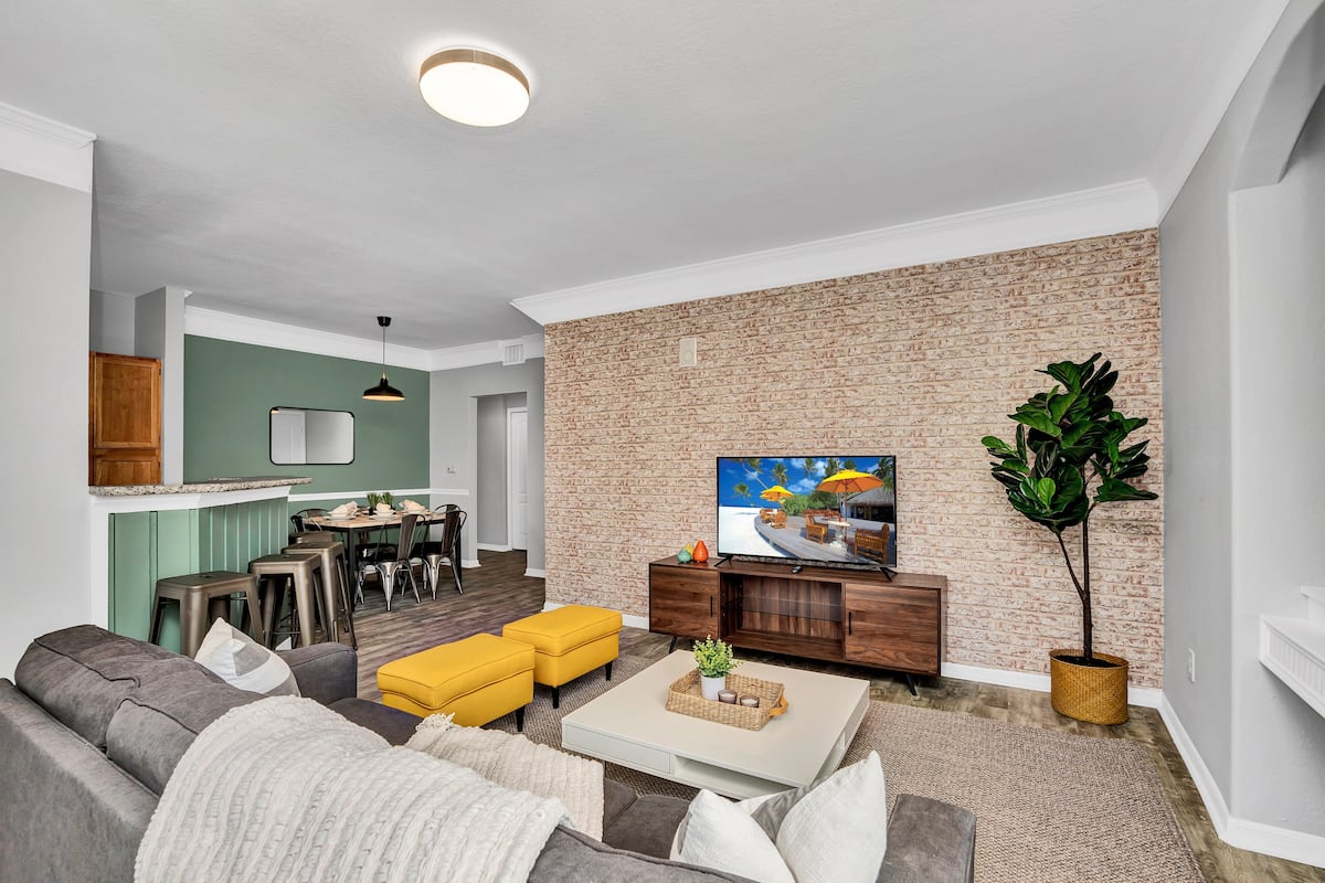 2 Bedroom Vacation Condo (2016) | 거실 공간 | TV