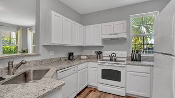 2 Bedroom Vacation Condo (2011) | 전용 주방 | 대용량 냉장고, 전자레인지, 오븐, 쿡탑