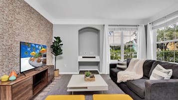 2 Bedroom Vacation Condo (2016) | 거실 공간 | TV