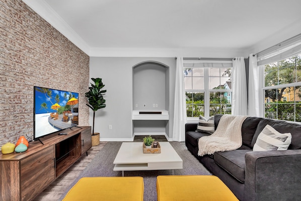 2 Bedroom Vacation Condo (2016) | Coin séjour | Télévision