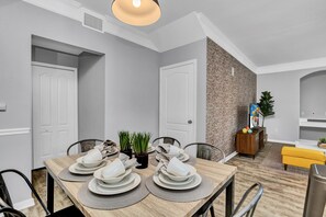 2 Bedroom Vacation Condo (2016) | 餐廳