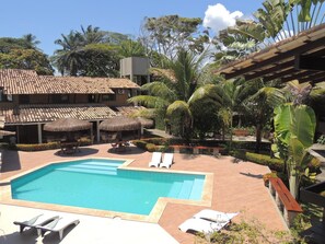 Outdoor pool, pool umbrellas, pool loungers - Marinas Pousada (Ilhéus)