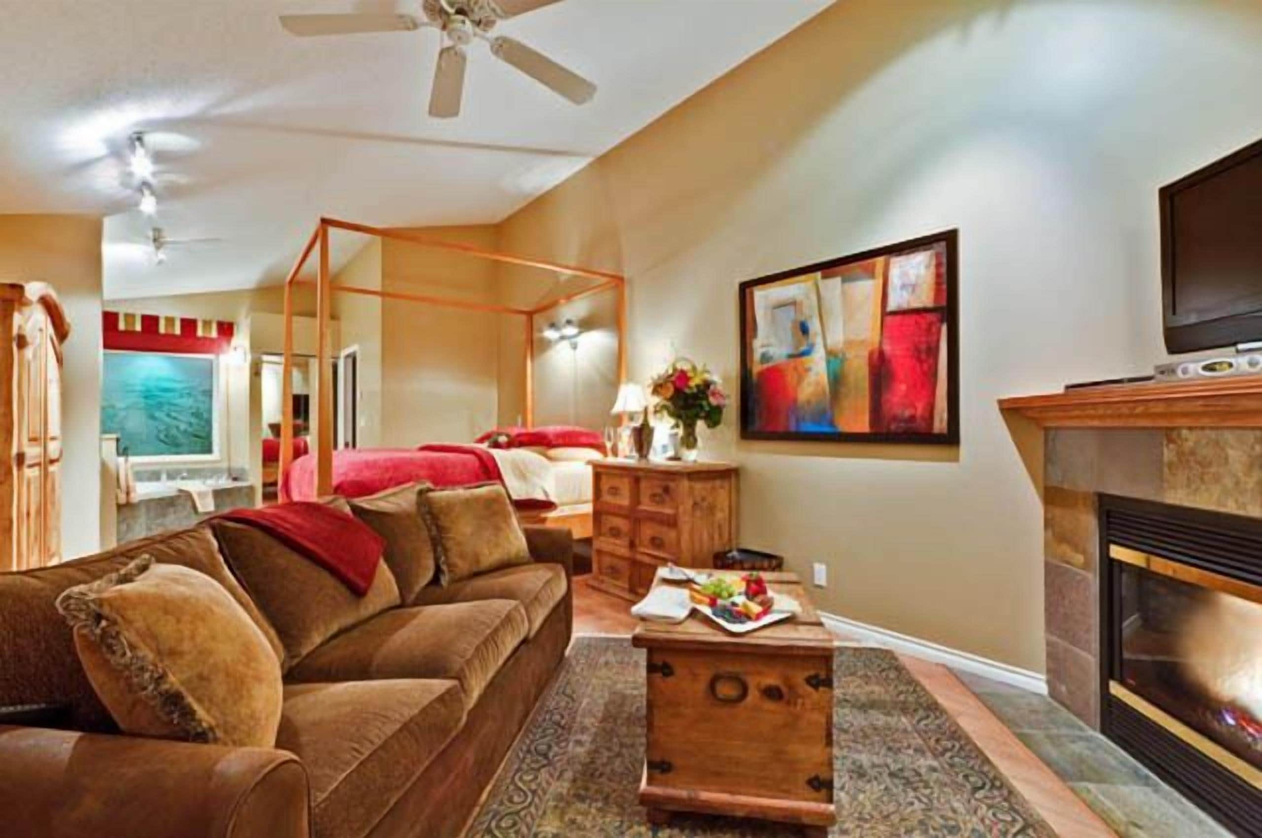 romantic studio suite, jetted tub | living area