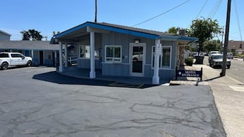 Vista frontal de la propiedad