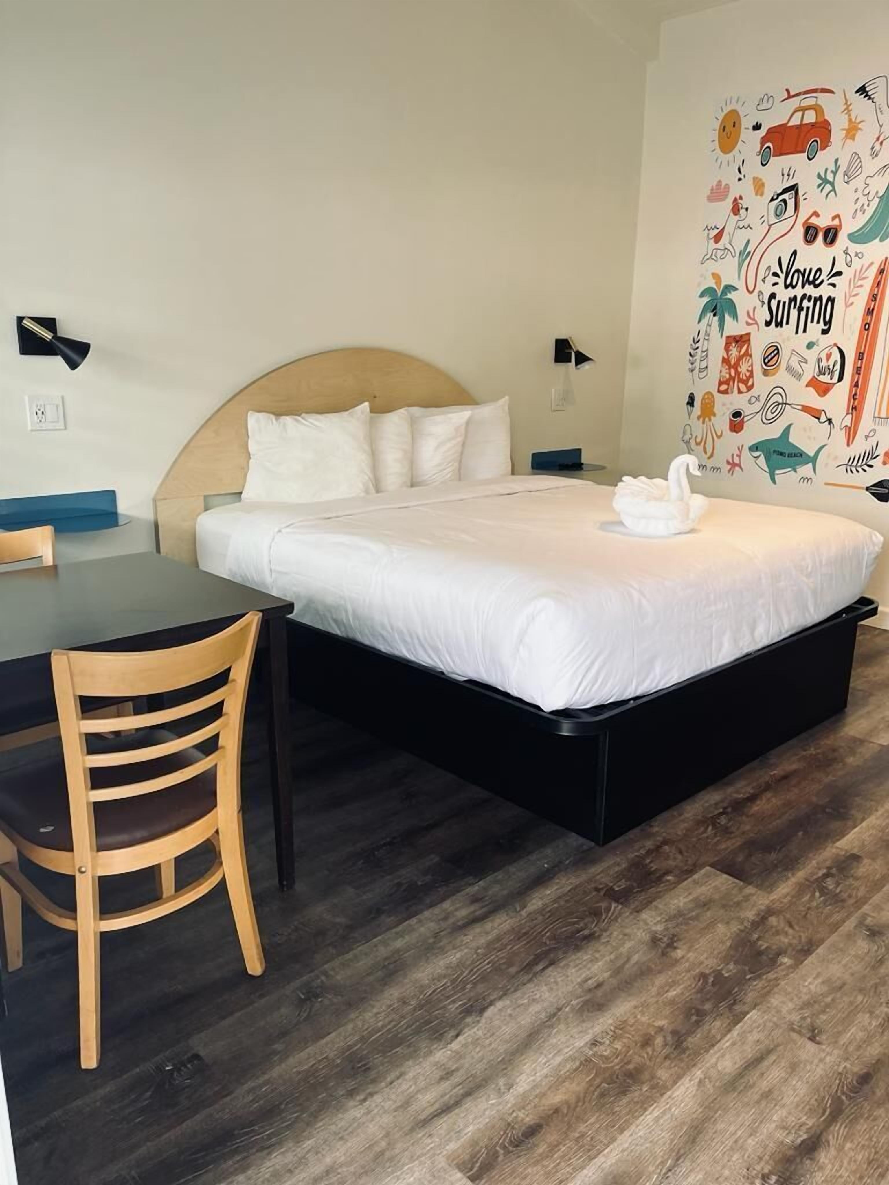 标准房, 1 张特大床, 无烟房 | 熨斗/熨衣板、免费 WiFi、床单