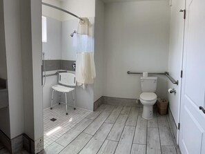 Habitación, 1 cama Queen size, con acceso para personas discapacitadas | Tabla de planchar con plancha, wifi gratis y ropa de cama 