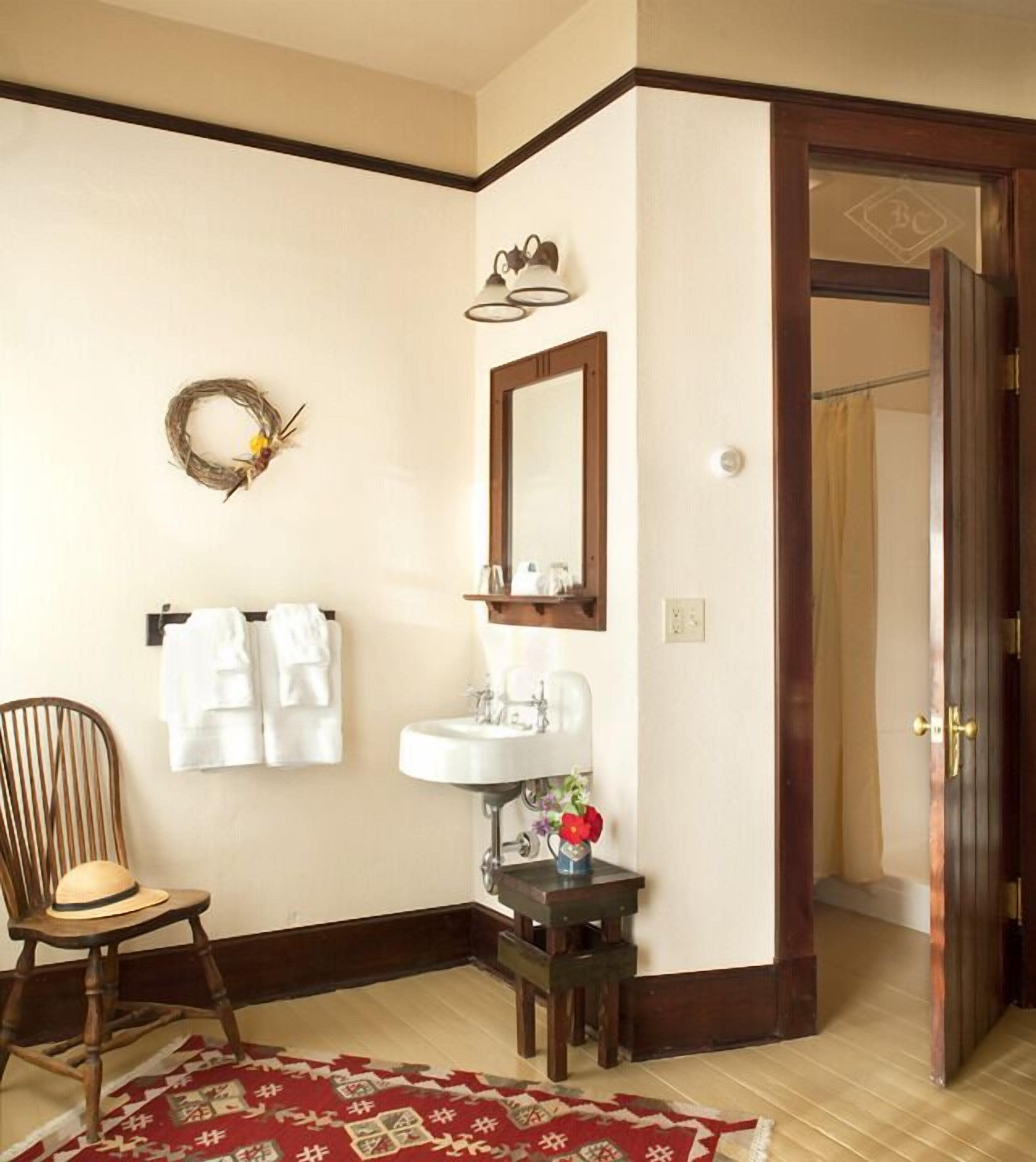 desk, free cots/infant beds, free wifi