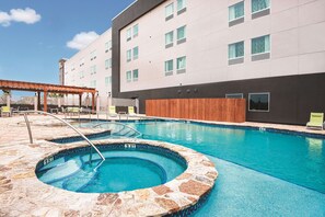 Outdoor pool - La Quinta Inn & Suites by Wyndham McAllen Convention Center (McAllen)