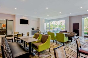 Free daily continental breakfast - La Quinta Inn & Suites by Wyndham McAllen Convention Center (McAllen)