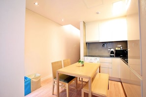 Frigorifero, microonde, piano cottura, macchina per tè/caffè