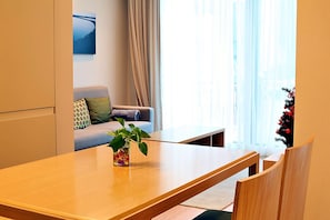 Khu vực ăn uống tại phòng