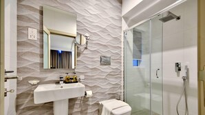 Dusche, kostenlose Toilettenartikel, Haartrockner, Bademäntel