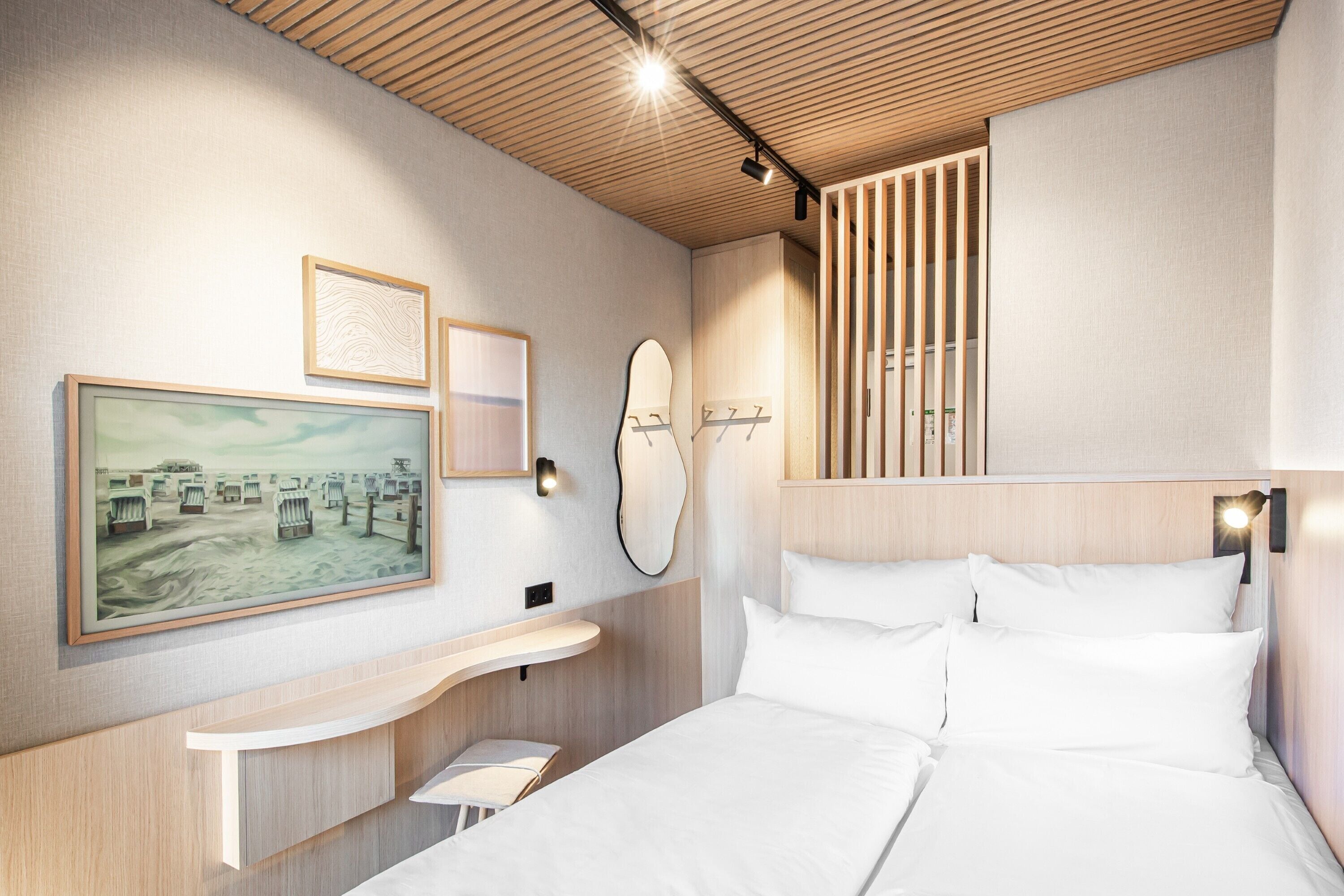 Mini Bude | Premium bedding, in-room safe, blackout drapes, soundproofing