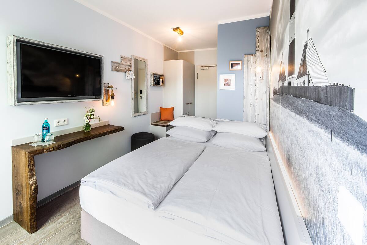 mini bude | living area | flat-screen tv, heated floors