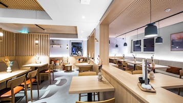 Desayuno buffet diario (EUR 16.50 por persona)