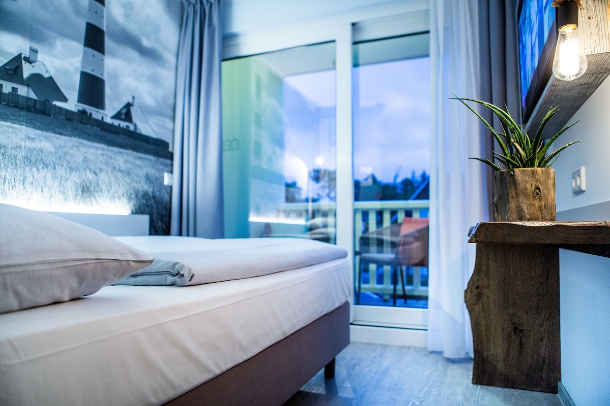 Mini Bude | Premium bedding, in-room safe, blackout curtains, soundproofing