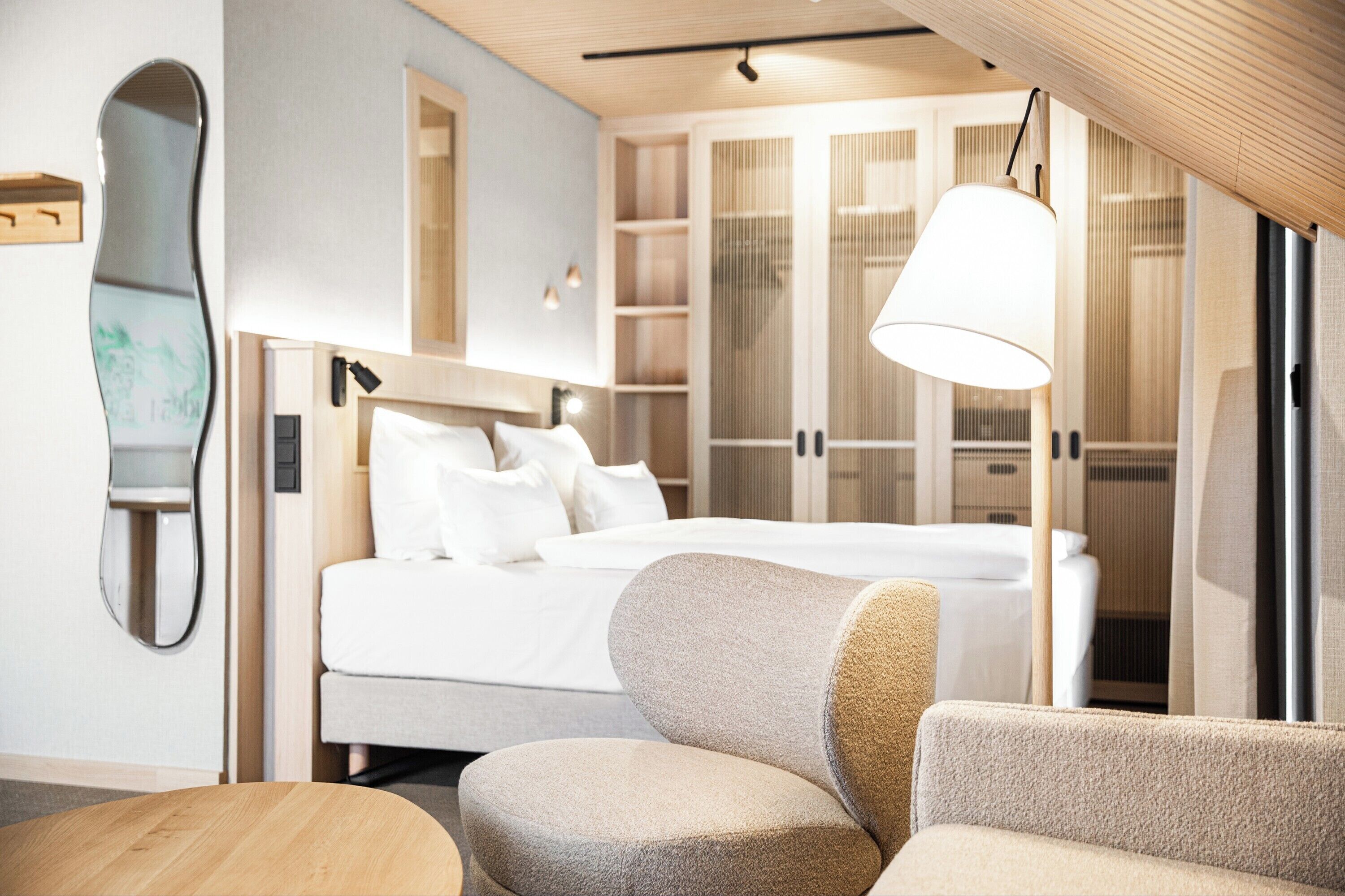 고급 침구, 객실 내 금고, 암막 커튼, 방음 설비