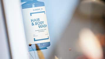 Un baño con una botella de Element_RY Hair & Body Wash.