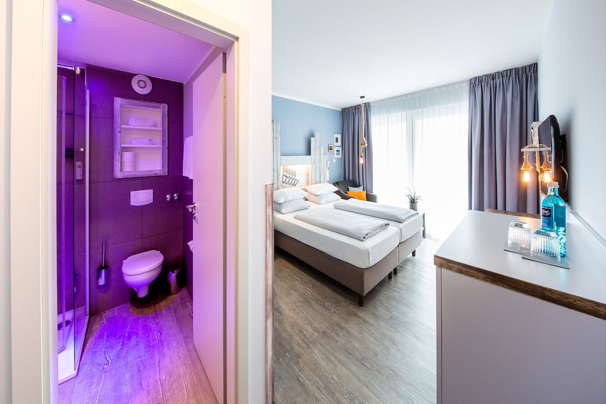 Comfort Double Room, Balcony | Bathroom | Shower, hair dryer, heated floors, towels