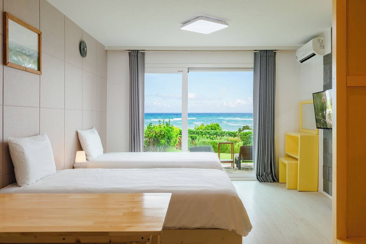 Deluxe Duplex | Premium bedding, pillowtop beds, WiFi (free)