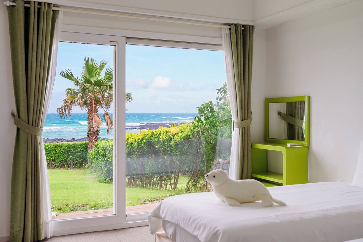 Premium bedding, pillowtop beds, WiFi (free)