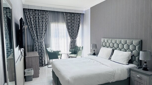 Deluxe Double Room, 1 King Bed | Minibar, in-room safe, desk, laptop workspace - Palette San Marino Hotel (Dubai)
