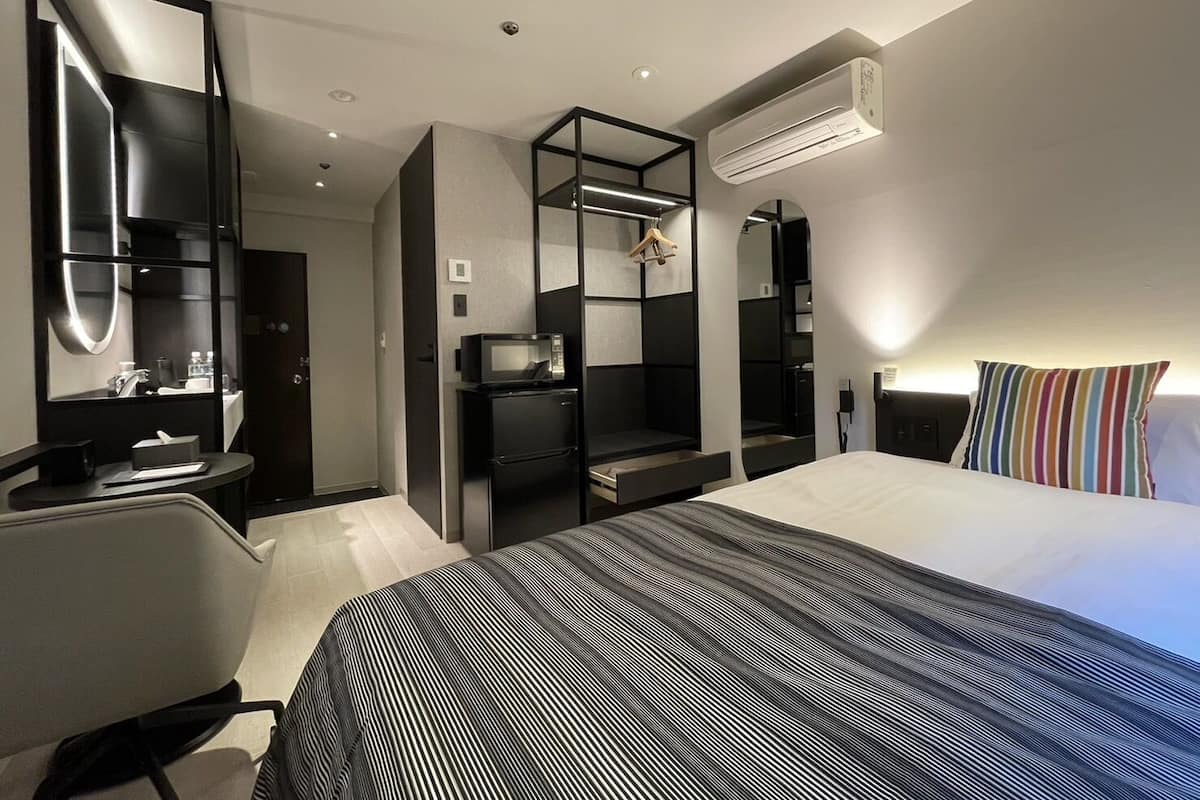 Habitación estándar con 2 camas individuales, para no fumadores, cocineta (Designer's) | Tabla de planchar con plancha, wifi gratis y ropa de cama
