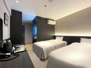Designer's Twin Room, Smoking