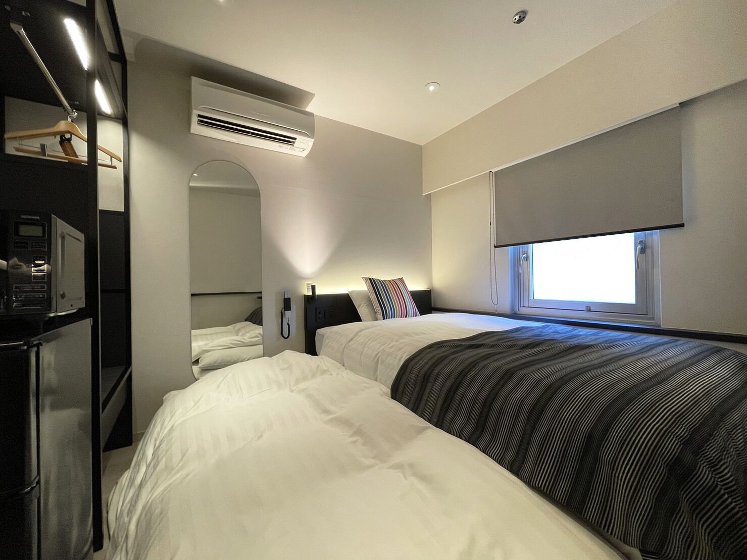 designer's studio twin room with mini kitchen, non smoking | iron/ironing board, free wifi, bed sheets