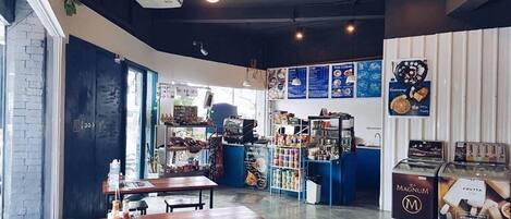 Se sirven desayunos, comidas, cenas y cocina tailandesa