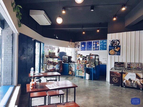 Se sirven desayunos, comidas, cenas y cocina tailandesa