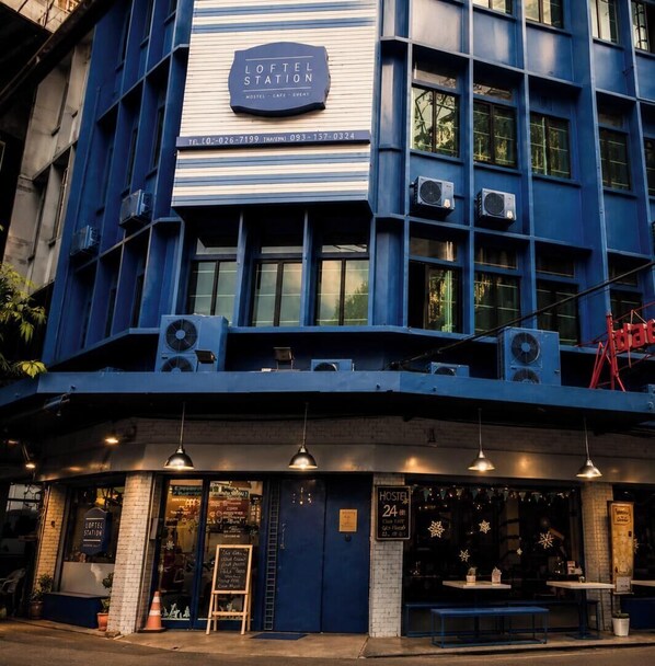 Front of property - Loftel Station Hostel (Bangkok)