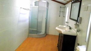 Habitación doble estándar | Baño | Regadera, amenidades de baño gratuitas, secadora de cabello, toallas 