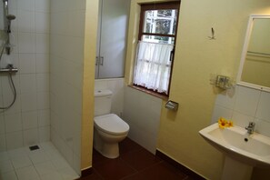 Exclusive Villa (Maximum for 5 Guest) | Bathroom | Shower, free toiletries, hair dryer, slippers - Villa Durian (Samosir)