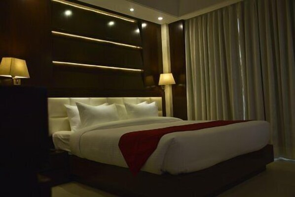 Deluxe tweepersoonskamer, 1 slaapkamer | Een minibar, een kluis op de kamer, een strijkplank/strijkijzer