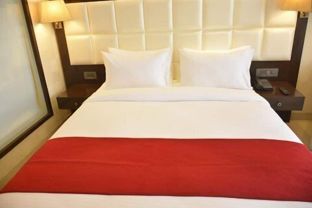 Deluxe Double Room, 1 Bedroom | Minibar, in-room safe, iron/ironing board, free WiFi