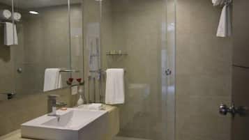 Deluxe Double Room, 1 Bedroom | Bathroom | Shower, free toiletries