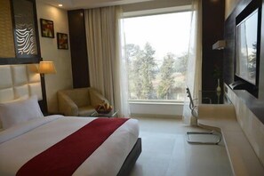 Premium suite, 1 kingsize bed | Een minibar, een kluis op de kamer, een strijkplank/strijkijzer