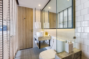 Quarto casal luxo | Roupas de cama antialérgicas, cofres nos quartos, cortinas blackout