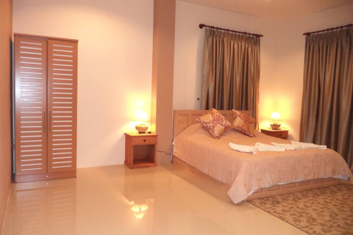 suite | desk, free wifi