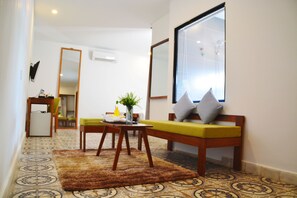 Junior Suite, 1 Bedroom, Bathtub, City View | Egyptian cotton sheets, premium bedding, minibar, in-room safe