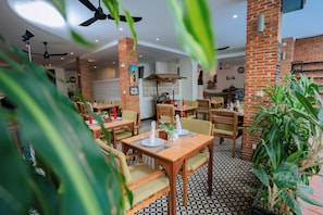 7 restaurants; breakfast, lunch and dinner served  - Home Chic Hotel (Phnom Penh)