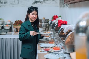 Daily cooked-to-order breakfast for a fee